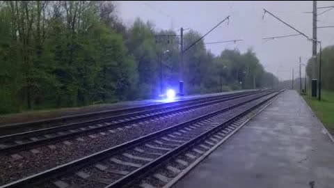 Шаровая молния возле железнодорожных путей [CGI]